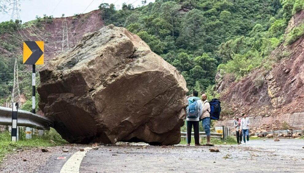jammu-srinagar-national-highway-shut-due-to-landslides-in-udhampur