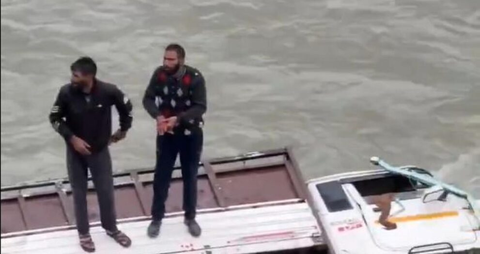 vehicle-falls-in-river-ahead-of-union-minister-kiren-rijiju’s-convoy-near-drass,-two-passengers-rescued