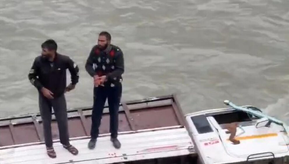 vehicle-falls-in-river-ahead-of-union-minister-kiren-rijiju’s-convoy-near-drass,-two-passengers-rescued