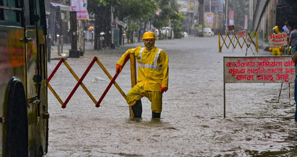 india-monsoon-updates:-heavy-rains-lash-mumbai;-red-alert-issued,-vihar-lake-overflows,-cm-urges-caution