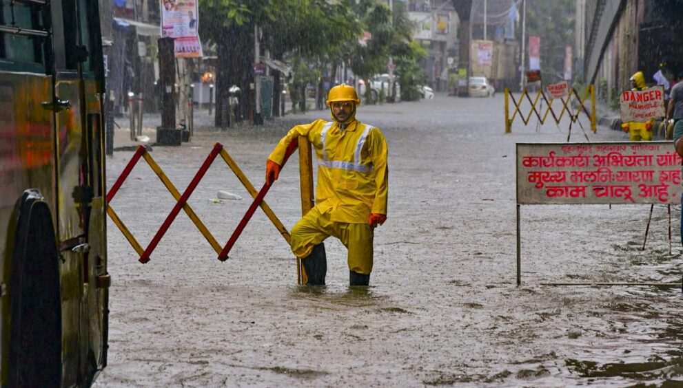 india-monsoon-updates:-heavy-rains-lash-mumbai;-red-alert-issued,-vihar-lake-overflows,-cm-urges-caution