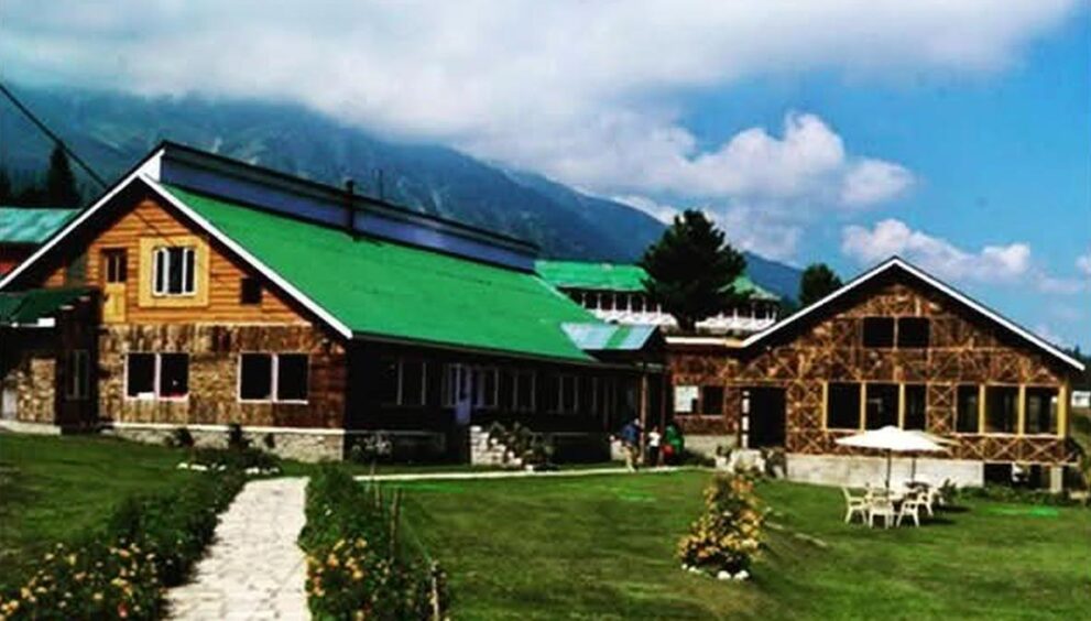 as-per-sc-order,-j&k-govt.-takes-over-iconic-nedou’s-hotel-in-gulmarg