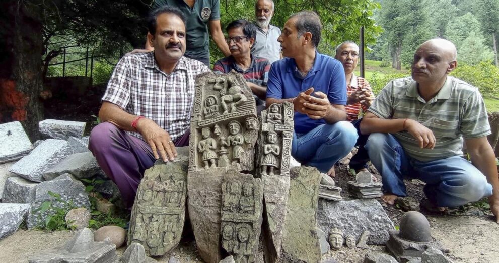 ancient-hindu-idols-recovered-during-excavation-at-a-spring-in-jammu-and-kashmir’s-anantnag-district