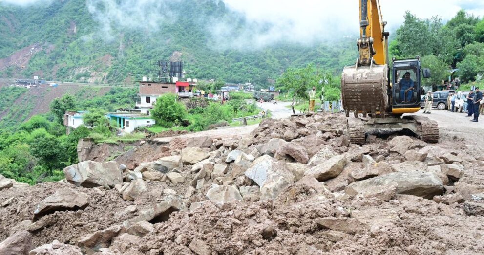 traffic-suspended-on-jammu-srinagar-national-highway-amid-incessant-rains