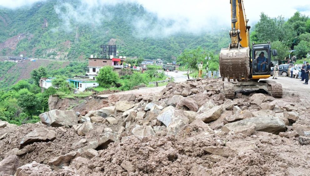 traffic-suspended-on-jammu-srinagar-national-highway-amid-incessant-rains