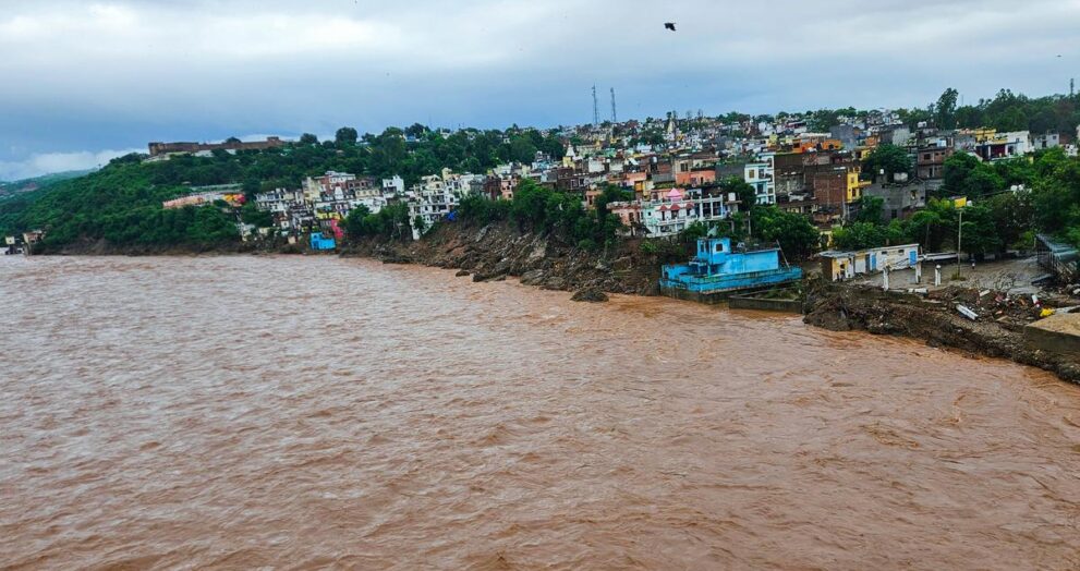 jammu-rivers-swell-again-after-fresh-wet-spell,-inter-district-roads-hit 