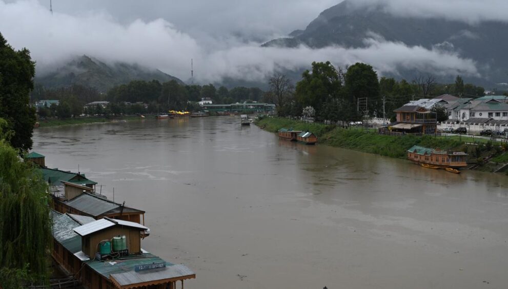 flood-alert-in-j&k’s-srinagar-after-jhelum-overflows-in-budgam;-evacuation-advisory-issued
