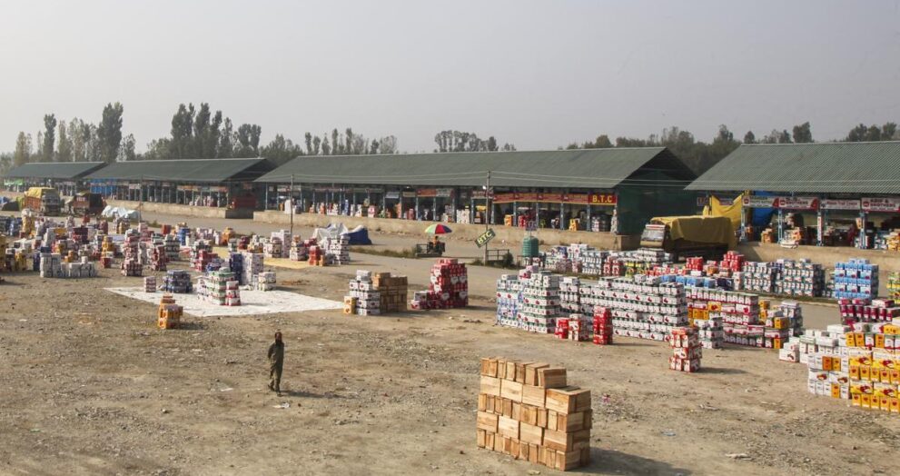 kashmir’s-fruit-markets-shut-down-over-prolonged-highway-closure
