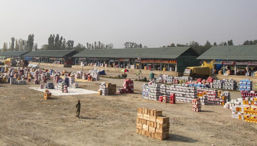 kashmir’s-fruit-markets-shut-down-over-prolonged-highway-closure