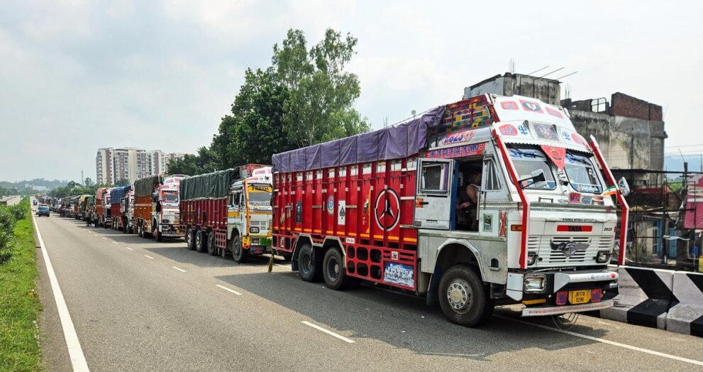 ‘economic-assault’-on-kashmir:-j&k-leaders-flag-losses-due-to-closure-of-srinagar-jammu-highway