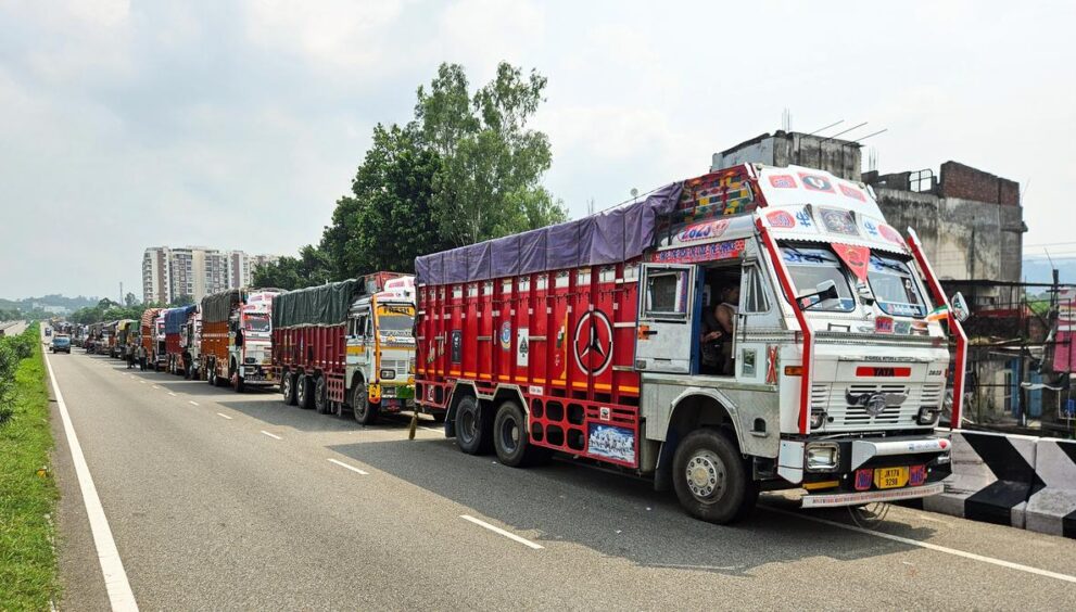 ‘economic-assault’-on-kashmir:-j&k-leaders-flag-losses-due-to-closure-of-srinagar-jammu-highway