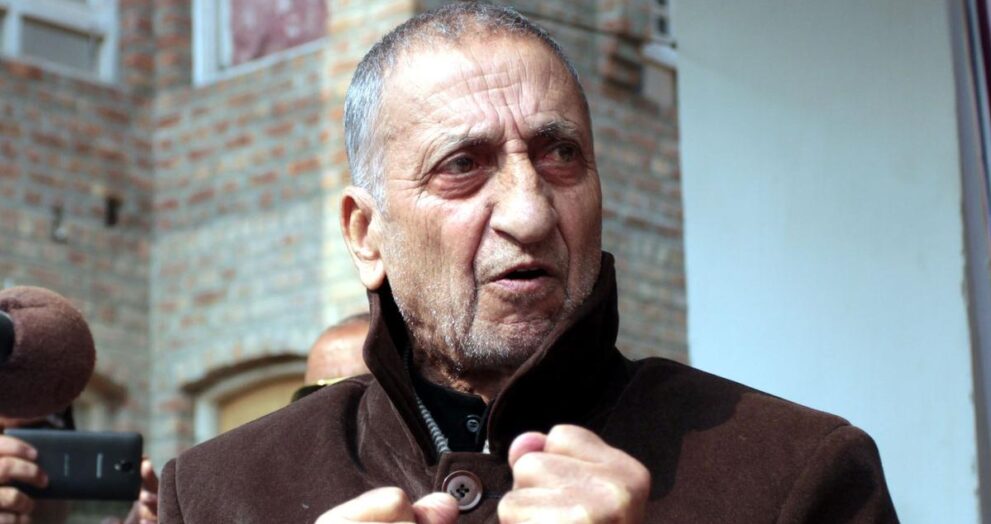 kashmiri-separatist-leader-abdul-gani-bhat’s-funeral-conducted-at-midnight,-with-politicians-bottled-up-at-home