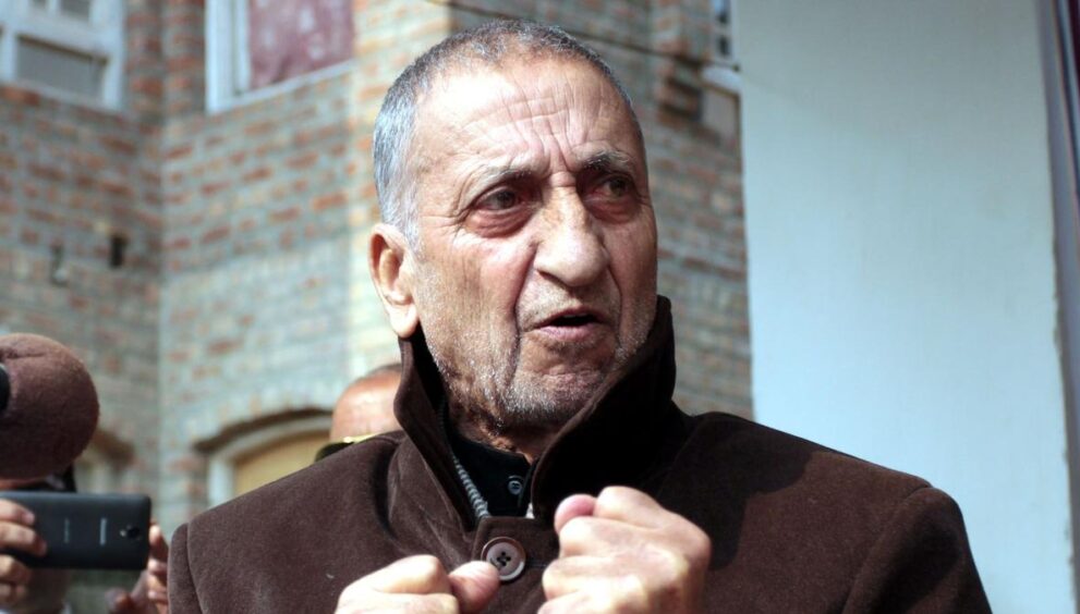 kashmiri-separatist-leader-abdul-gani-bhat’s-funeral-conducted-at-midnight,-with-politicians-bottled-up-at-home