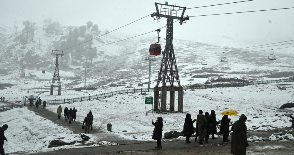 early-snowfall-brings-cheer-to-tourists;-chilly-weather-sets-in-across-kashmir
