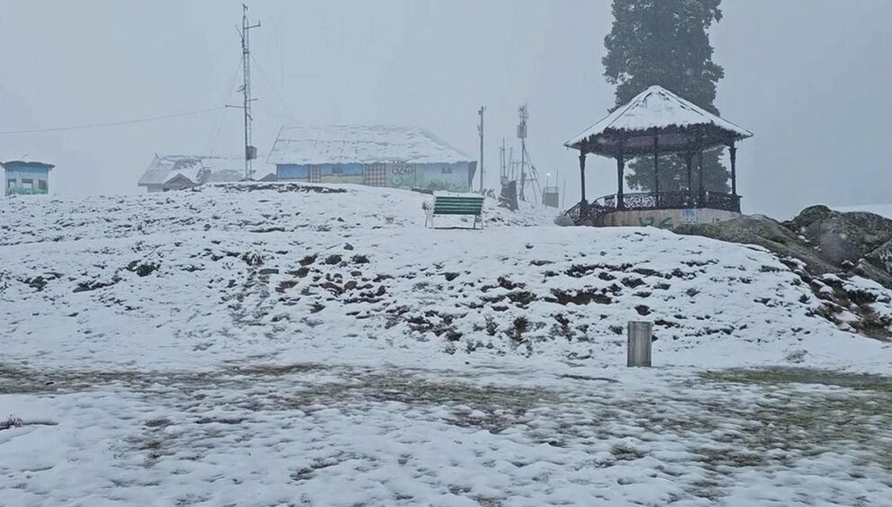 j&k:-gulmarg-turns-into-white-wonderland-after-fresh-spell-of-snow