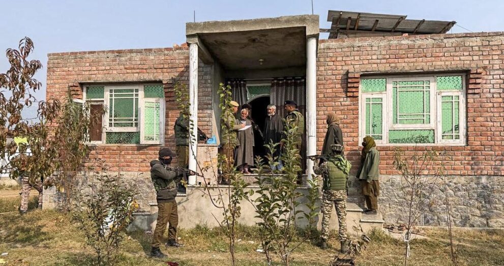 jammu-and-kashmir-police-raid-10-districts,-detain-100-hours-ahead-of-delhi-blast