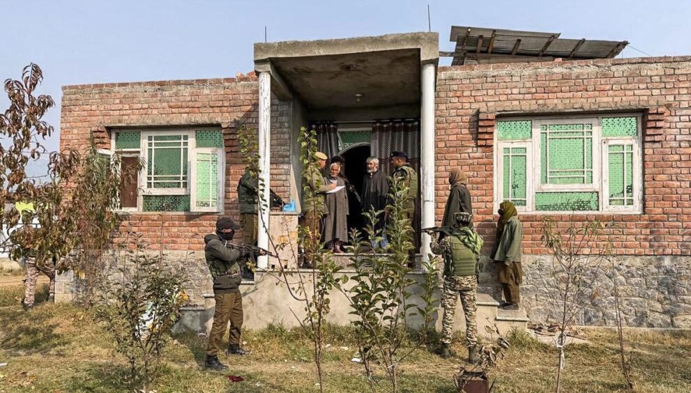 j&k-police-conduct-large-scale-crackdown-in-10-districts;-nearly-100-people-detained