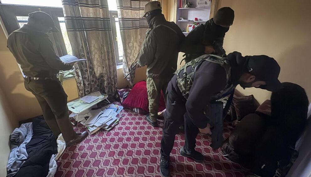 police-conduct-raids-on-j&k-residences-linked-to-banned-jamaat-e-islami-members