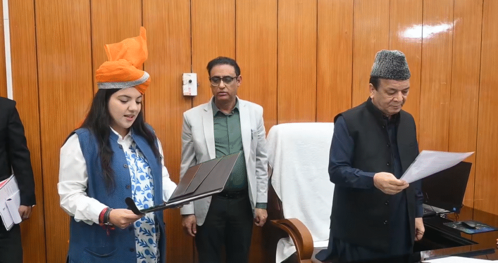 newly-elected-mlas-take-oath-in-jammu-and-kashmir,-pledge-to-serve-people