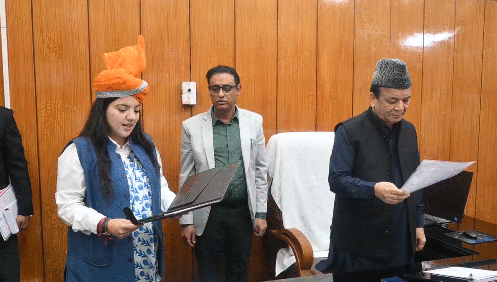 newly-elected-mlas-take-oath-in-jammu-and-kashmir,-pledge-to-serve-people