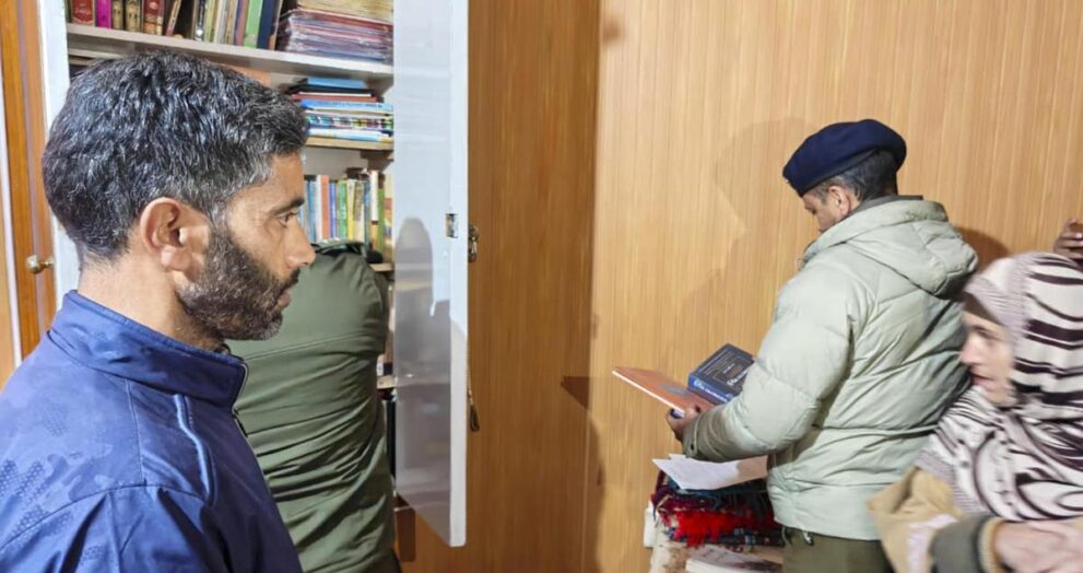j&k-police-search-homes-of-jamaat-members,-masjids-and-madrassas
