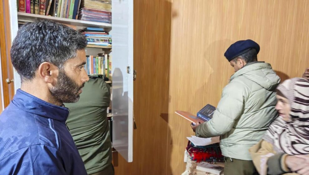j&k-police-search-homes-of-jamaat-members,-masjids-and-madrassas