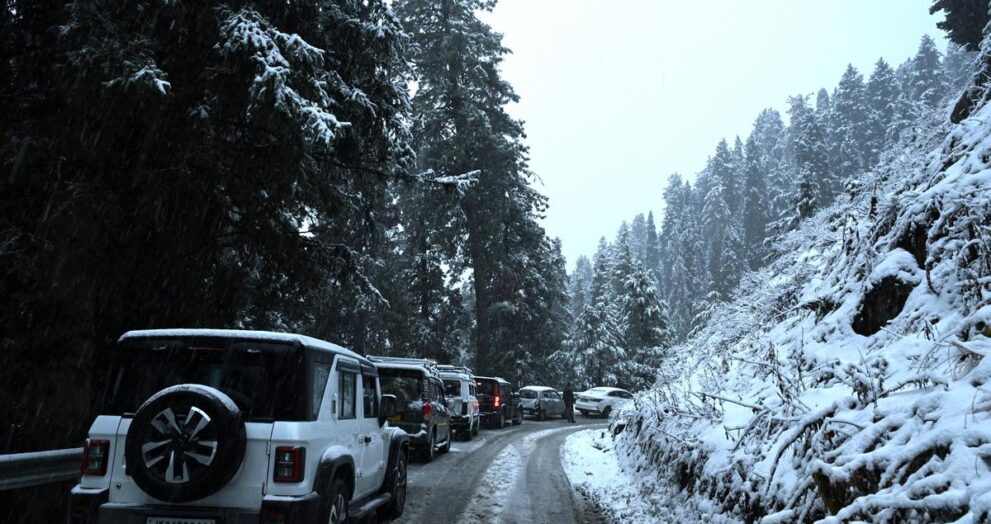 snowfall-ends-long-dry-spell,-heralds-the-revival-of-festive-year-end-tourism-in-kashmir-valley