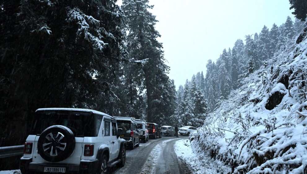 snowfall-ends-long-dry-spell,-heralds-the-revival-of-festive-year-end-tourism-in-kashmir-valley