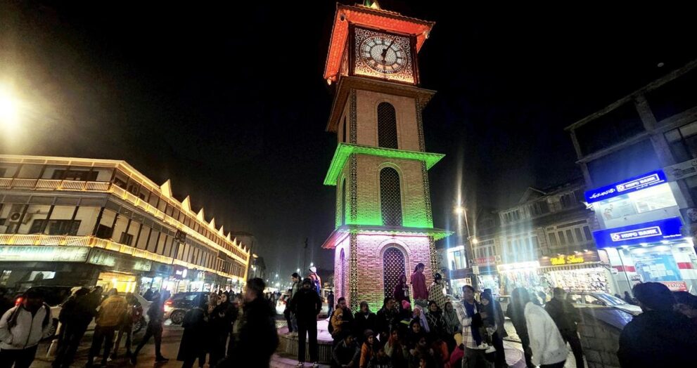 security-heightened-in-kashmir-as-tourist-footfalls-return