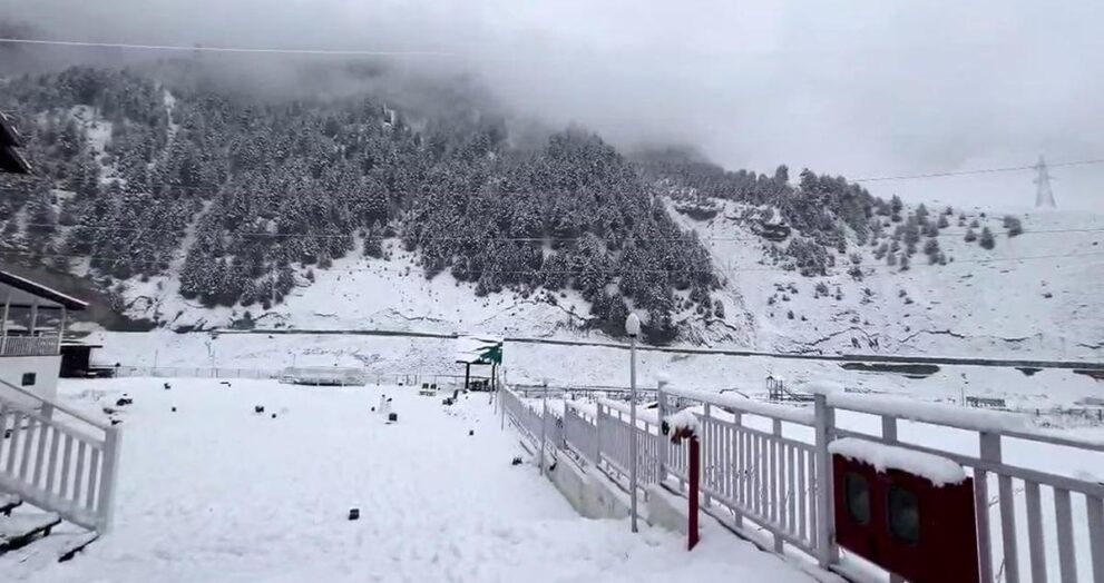 fresh-snowfall-ushers-in-new-year-at-kashmir-tourist-hotspots