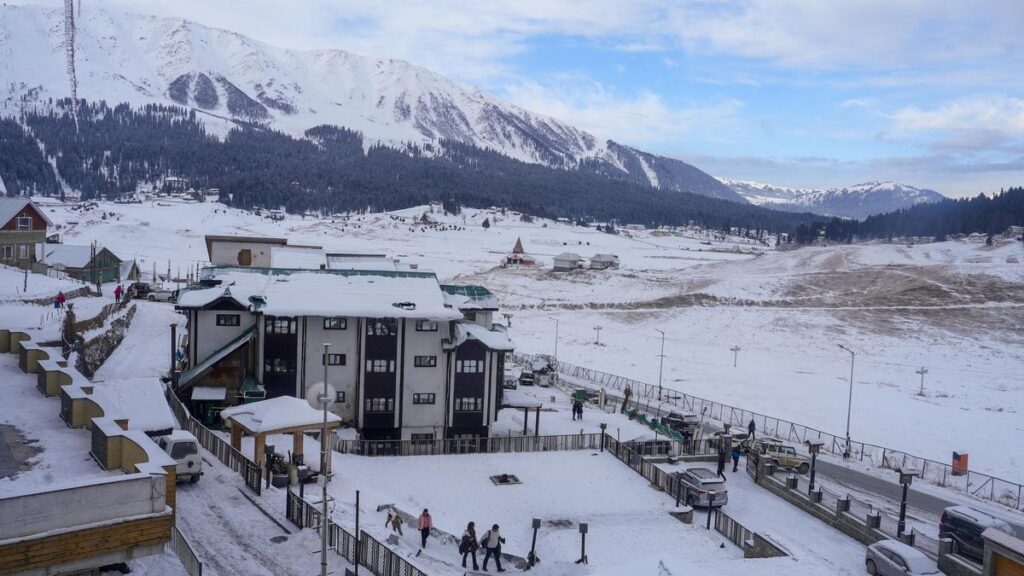 kashmir-‘golden-triangle’-tourist-spots-register-100%-hotel-occupancy-on-new-year’s-eve:-officials