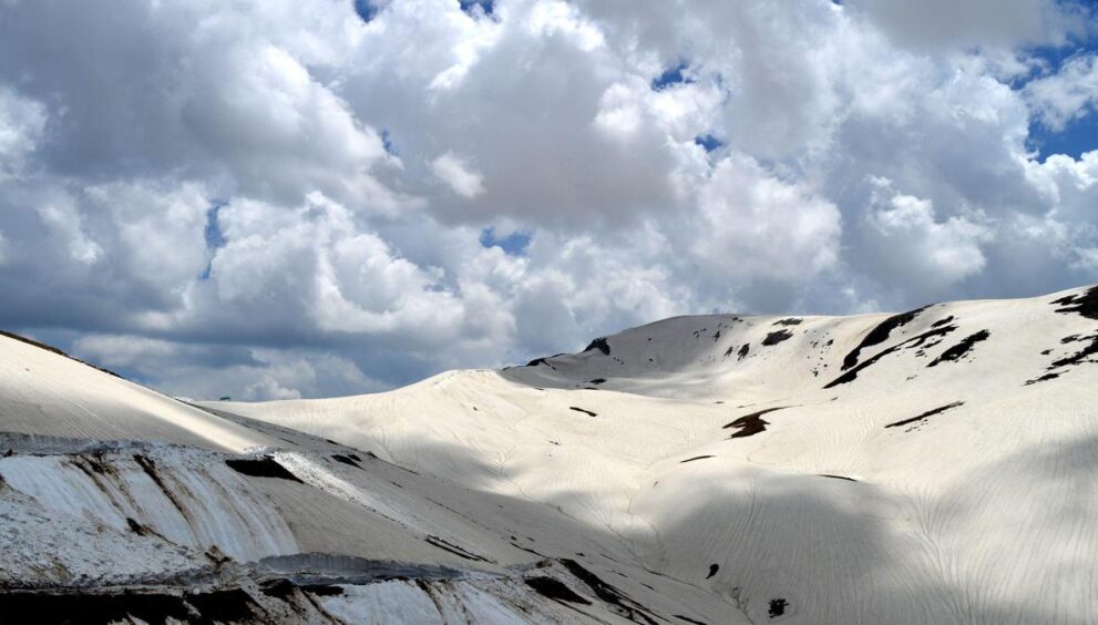 tourist-access-to-kashmir’s margan-top,-chauhar-nag,-sinthan-top-banned-over-security