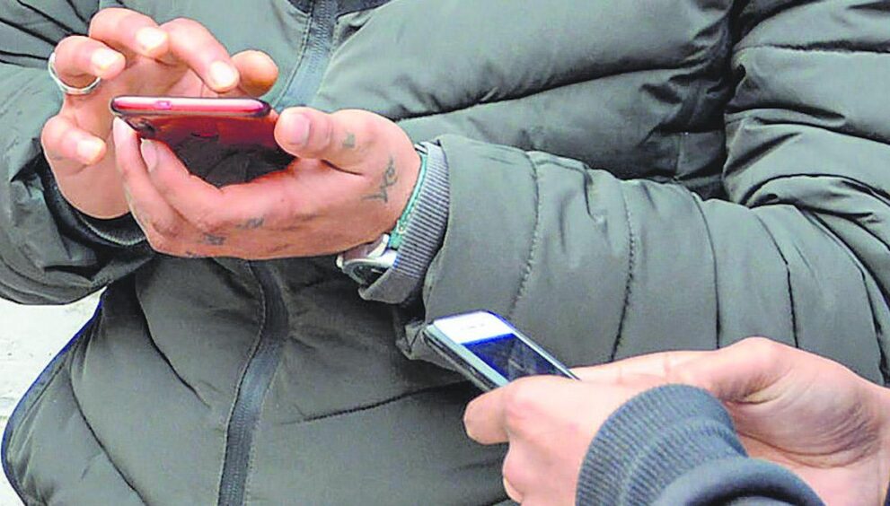 police-act-against-130-locals-for-possessing-vpns-on-mobile-phones-in-kashmir