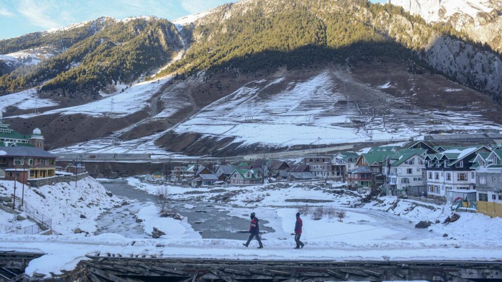 kashmir-sees-fresh-snowfall-in-higher-reaches;-tourist-rush-triggers-traffic-snarls