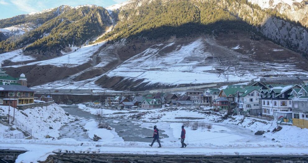 kashmir-sees-fresh-snowfall-in-higher-reaches;-tourist-rush-triggers-traffic-snarls