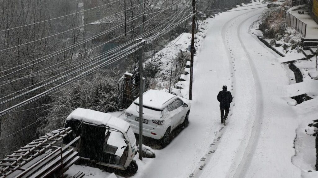 srinagar-receives-season’s-first-snowfall,-all-flights-cancelled-flights-cancelled-as-runway-‘not-available’