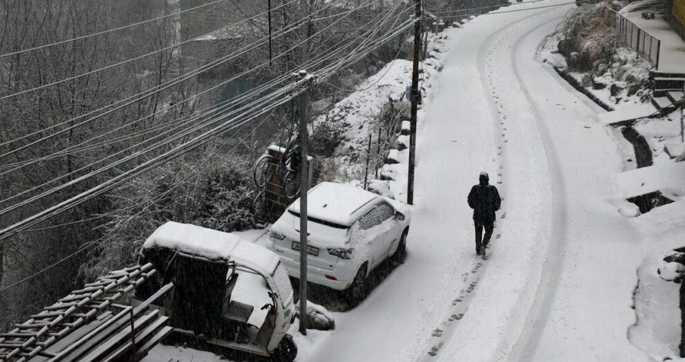 srinagar-receives-season’s-first-snowfall,-all-flights-cancelled-flights-cancelled-as-runway-‘not-available’