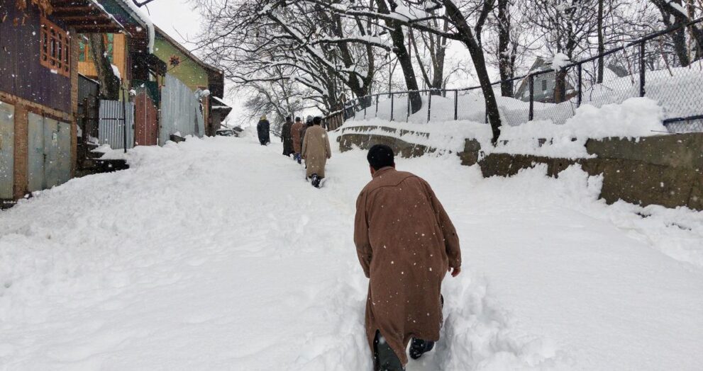 fresh-snowfall-in-kashmir,-srinagar-jammu-national-highway-remains-shut