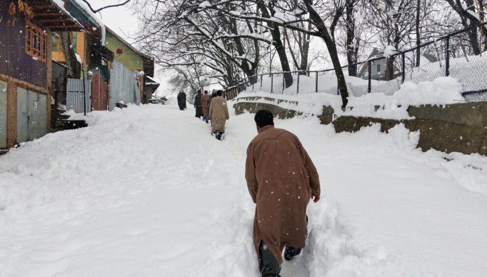 fresh-snowfall-in-kashmir,-srinagar-jammu-national-highway-remains-shut