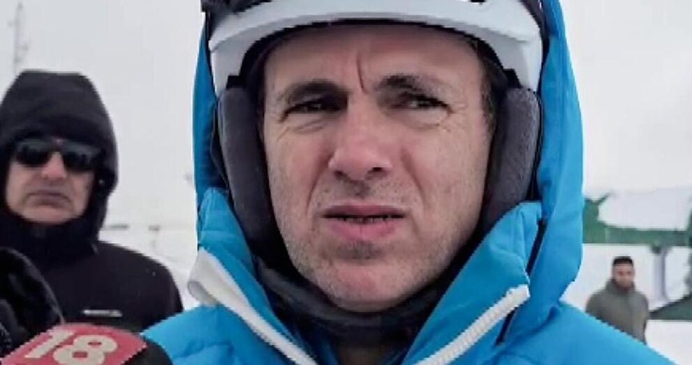 jammu-and-kashmir-cm-asks-people-to-avoid-non-essential-travel-for-3-days-amid-snowfall-forecast