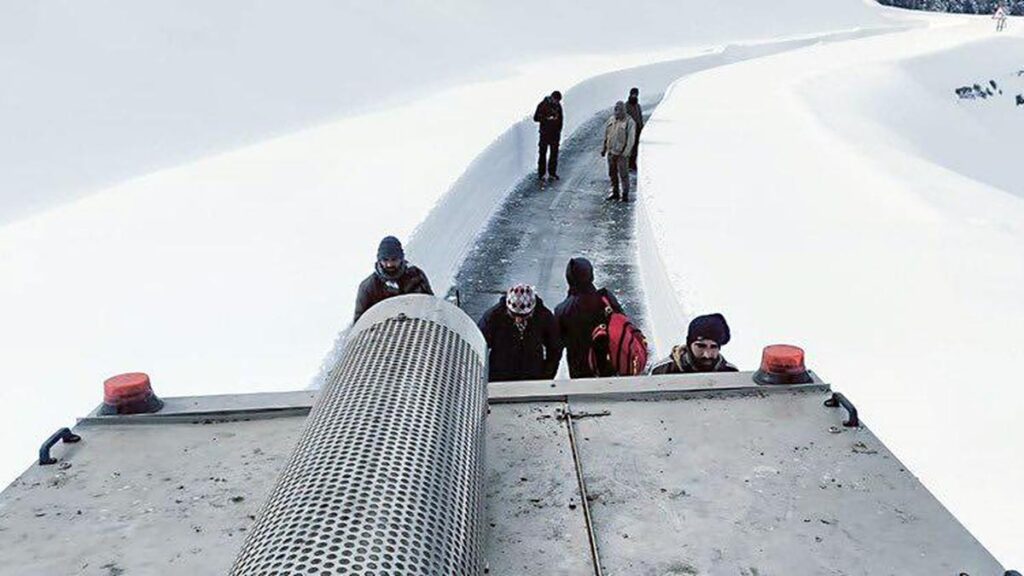 bro-rescues-60-stranded-people,-including-troops,-as-snow-cuts-off-kashmir-valley