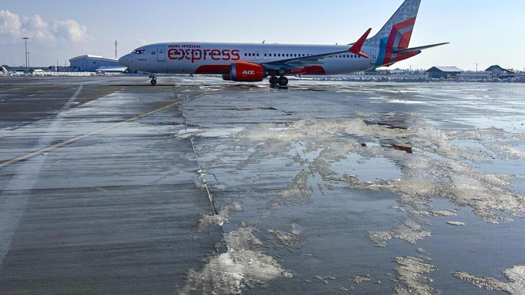 flight-operations-resume-in-kashmir