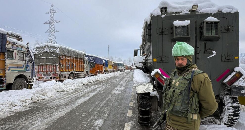 srinagar-jammu-national-highway-remains-closed-for-second-day;-hundreds-of-tourists-stranded