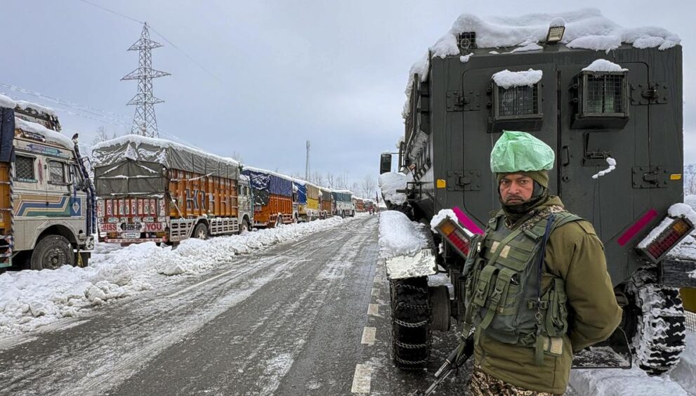 srinagar-jammu-national-highway-remains-closed-for-second-day;-hundreds-of-tourists-stranded