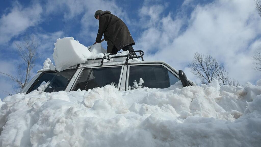 cold-conditions-prevail-in-kashmir;-sonamarg-coldest-place-with-low-of-minus-11.2-degrees-celsius