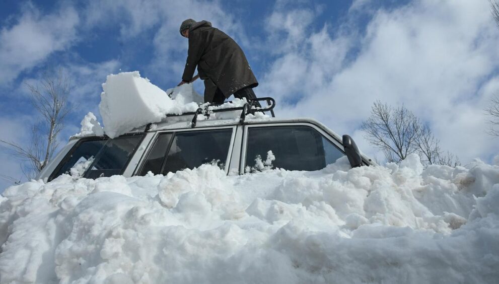 cold-conditions-prevail-in-kashmir;-sonamarg-coldest-place-with-low-of-minus-11.2-degrees-celsius