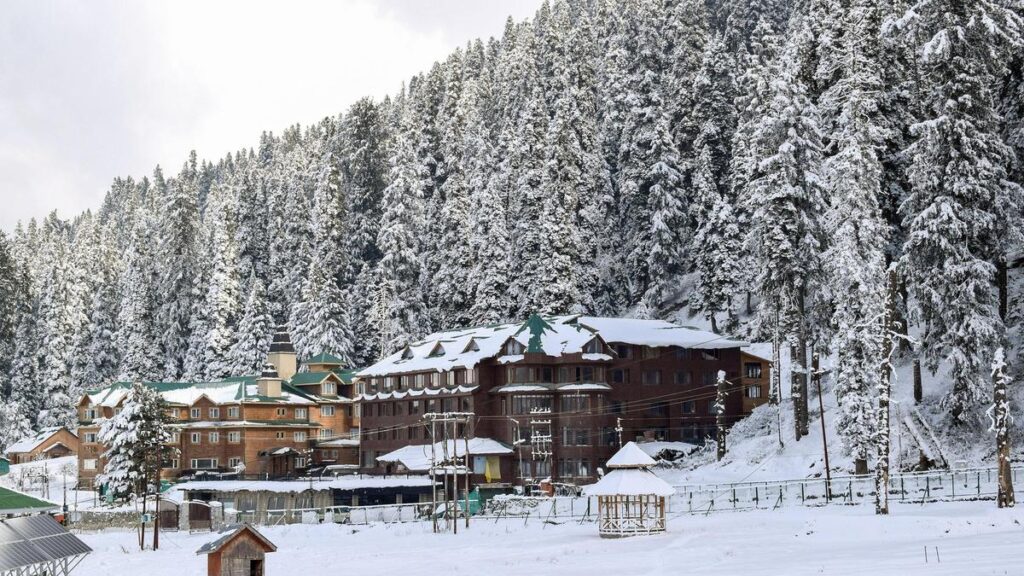 kashmir-minimum-temperature-rises;-snowfall-in-higher-reaches-brings-down-day-temperature