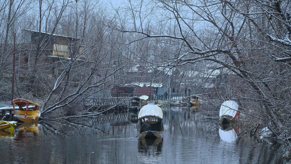manmohan-singh-govt.’s-plan-to-relocate-dal-lake-dwellers-shelved;-families-to-stay-on-the-lake