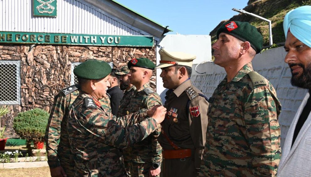 army-chief-reviews-counter-terror-ops-in-jammu-and-kashmir,-deliberates-on-infusion-of-advanced-tech