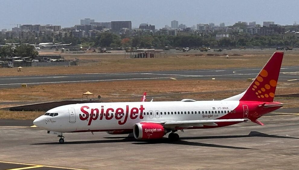 leh-bound-spicejet-plane-faces-engine-issue;-returns-to-national-capital